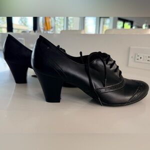 PREDICTIONS Classic Black Lace-Up Women's Heeled Oxford Shoes